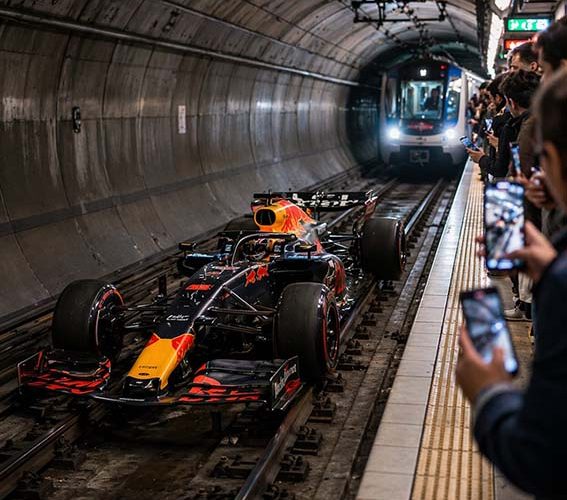Un fórmula 1 aparece en el metro y desata el caos en redes