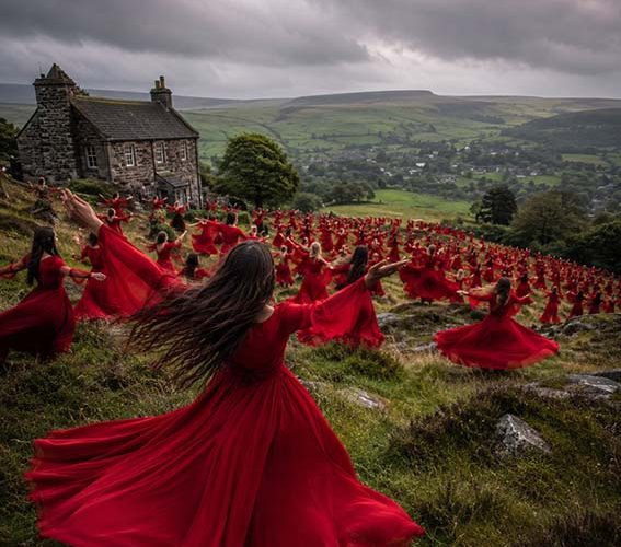 Haworth se tiñe de rojo: cientos de personas reviven el espíritu de «Cumbres borrascosas»